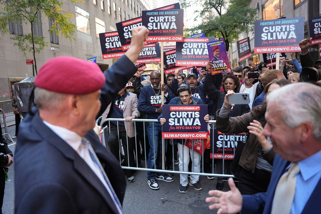 Republican candidate Curtis Sliwa arrives to participate in a mayoral debate, Thursday, Oct. 16, 2025, in New York. (AP Photo/Angelina Katsanis)