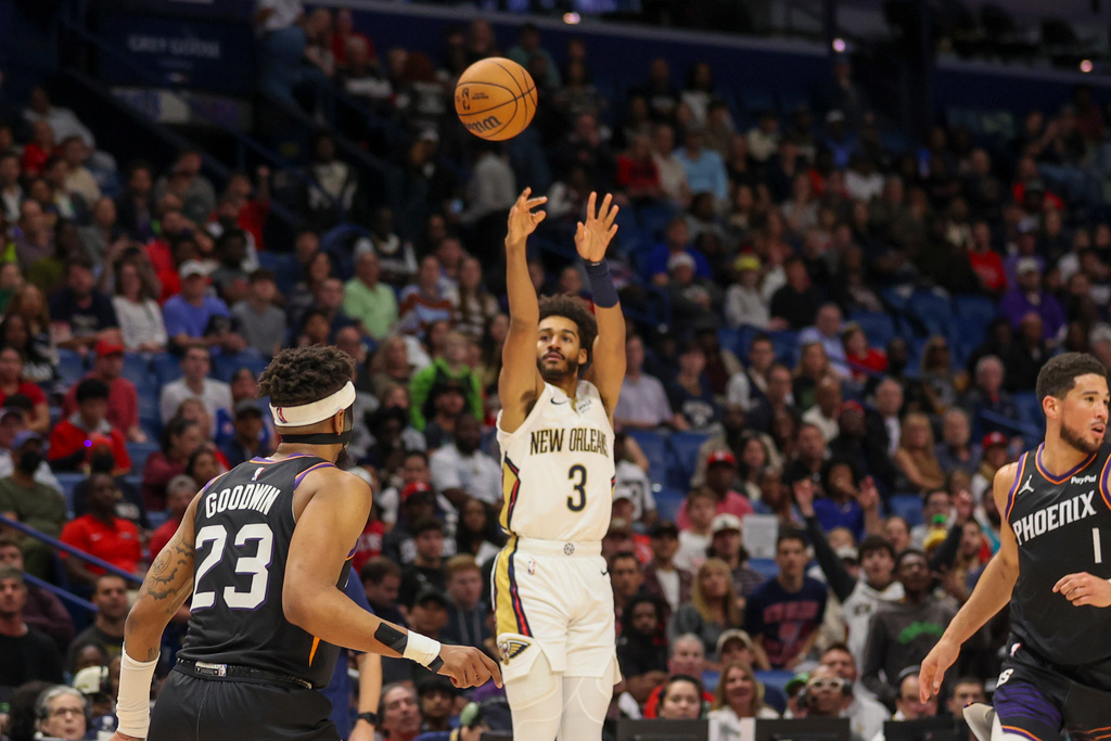 New Orleans Pelicans guard Jordan Poole (3) shoots a 3-point basket in the first half of an NBA basketball game against the Phoenix Suns, Friday, Dec. 26, 2025, in New Orleans. (AP Photo/Peter Forest)