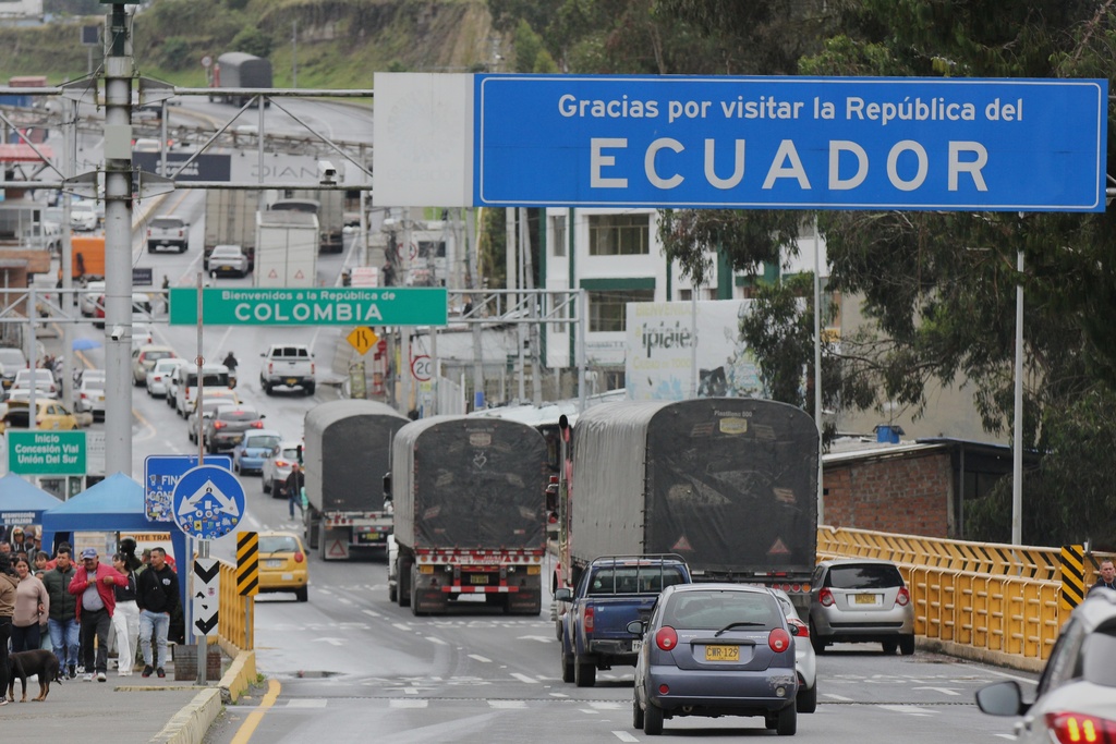 Vehicles cross from Ecuador to Colombia using the Rumichaca international bridge in Rumichaca, Colombia, Thursday, Jan. 22, 2026. (AP Photo/Leonardo Castro)