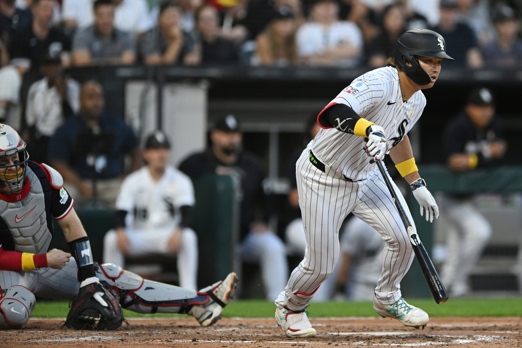 Chicago White Sox's Munetaka Murakami, right, of Japan, watches his RBI single during the fifth inning of a baseball game against the Minnesota Twins, Sunday, Sept. 6, 2026, in Chicago. (AP Photo/Paul Beaty)