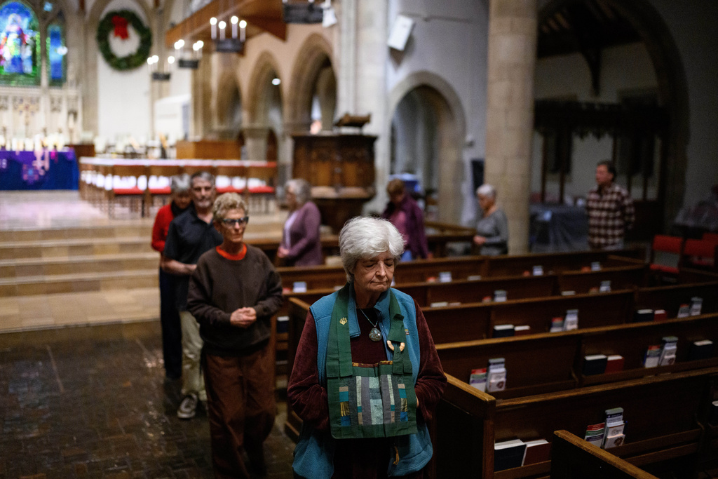 Betty Cole leads an interfaith meditation practice at All Saints Episcopal Church in Pasadena, Calif., on Monday, Dec. 15, 2025. (AP Photo/William Liang)