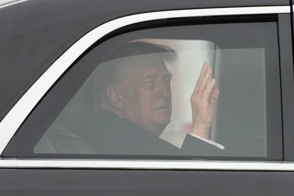President Donald Trump arrives with first lady Melania Trump to greet Chinese President Xi Jinping and his wife Peng Liyuan at Joint Base Andrews, Md., Wednesday, Sept. 23, 2026.(AP Photo/Alex Brandon)