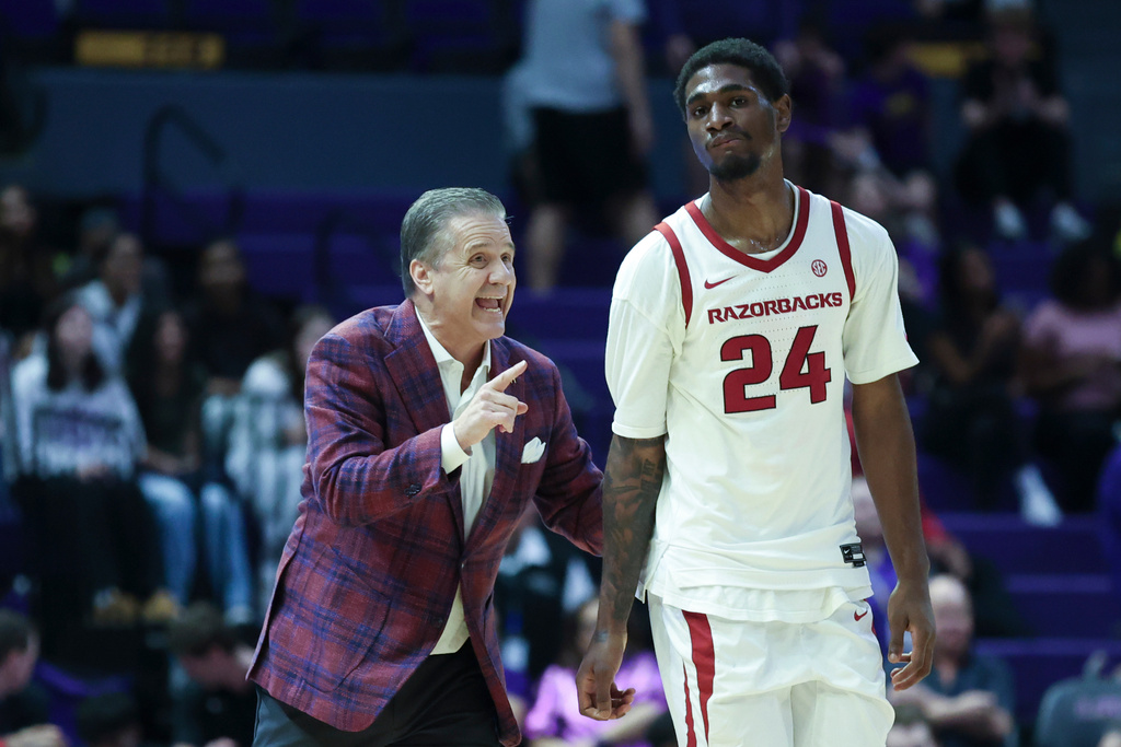 Arkansas head coach John Calipari talks to forward Billy Richmond III (24) during the first half of an NCAA college basketball game against LSU in Baton Rouge, La., Tuesday, Feb. 10, 2026. (AP Photo/Peter Forest)