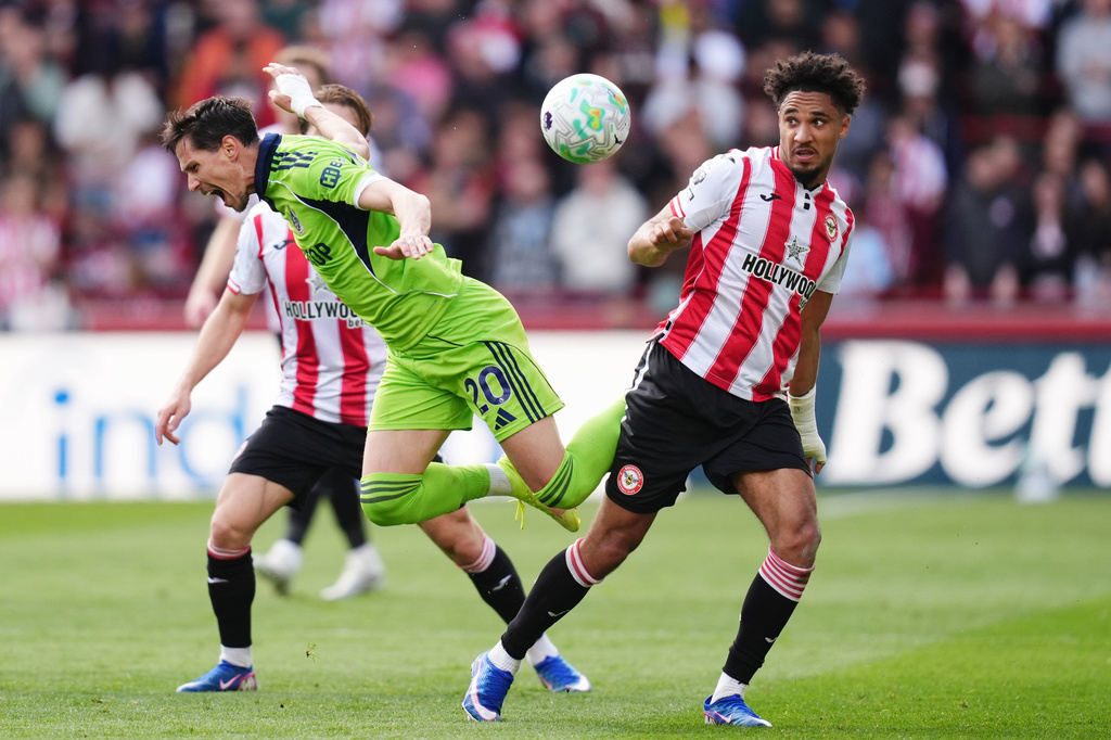 Fulham's Sasa Lukic, left, and Brentford's Kevin Schade battle for the ball during the English Premier League soccer match between Brentford and Fulham in Brentford, England, Saturday April 18, 2026. (John Walton/PA via AP)