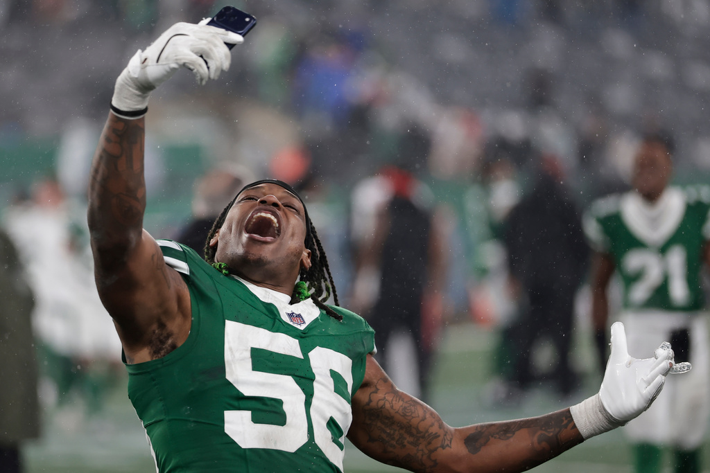 New York Jets linebacker Quincy Williams (56) celebrates victory over the Atlanta Falcons after an NFL football game, Sunday, Nov. 30, 2025, in East Rutherford, N.J. (AP Photo/Adam Hunger)