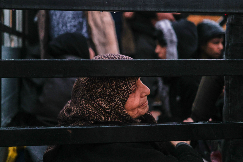 Residents flee the Sheikh Maqsoud neighborhood of Aleppo, Syria, Friday, Jan. 9, 2026, after the government declared the area a closed military zone following days of clashes between government forces and Kurdish fighters. (AP Photo/Ghaith Alsayed)