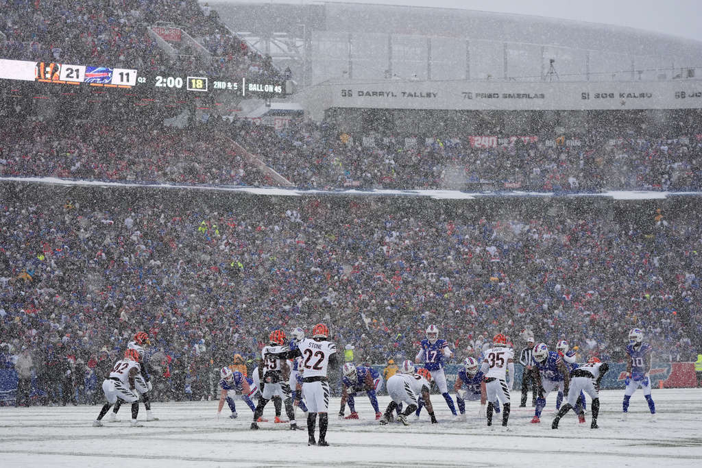 Snow falls as the Buffalo Bills line up for a play against the Cincinnati Bengals during the first half of an NFL football game, Sunday, Dec. 7, 2025, in Orchard Park, N.Y. (AP Photo/Gene J. Puskar)