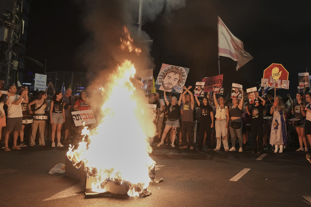 People take part in a protest demanding the end of the war, the immediate release of hostages held by Hamas in the Gaza Strip, and against Prime Minister Benjamin Netanyahu's government in Tel Aviv, Israel, Saturday, Aug. 16, 2025. (AP Photo/Mahmoud Illean)