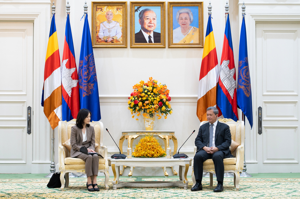 In this photo released by Agence Kampuchea Press (AKP), South Korea's Vice Foreign Minister Kim Jina, left, talks with Cambodian Prime Minister Hun Manet, during a meeting in Phnom Penh, Cambodia, Thursday, Oct. 16, 2025. (AKP via AP)