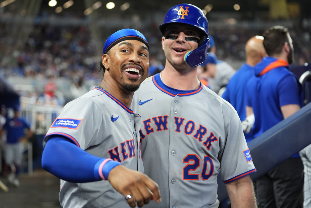 New York Mets' Pete Alonso (20) celebrates with Francisco Lindor, left, after hitting a solo home run during the third inning of a baseball game against the Miami Marlins, Saturday, Sept. 27, 2025, in Miami. (AP Photo/Lynne Sladky)