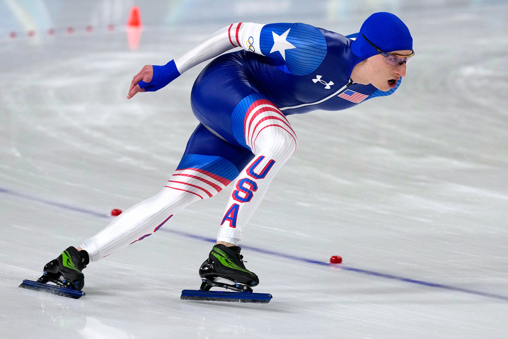 Jordan Stolz of the U.S. competes to win the gold medal in the men's 1,000 meters speedskating race at the 2026 Winter Olympics, in Milan, Italy, Wednesday, Feb. 11, 2026. (AP Photo/Ben Curtis)
