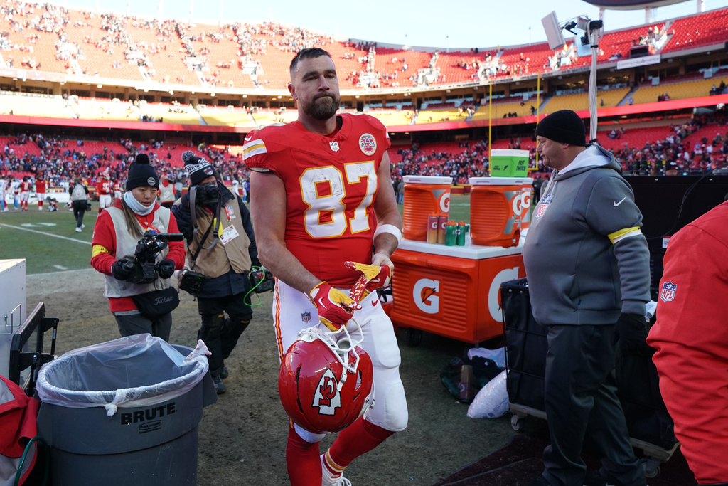 Kansas City Chiefs tight end Travis Kelce heads off the field following an NFL football game against the Los Angeles Chargers Sunday, Dec. 14, 2025, in Kansas City, Mo. (AP Photo/Ed Zurga)