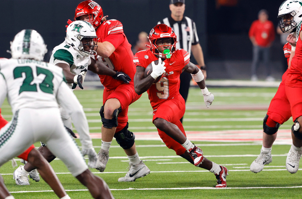UNLV running back Jai'Den Thomas (9) carries the ball against Hawaii during the first half of an NCAA college football game Friday, Nov. 21, 2025, in Las Vegas. (Steve Marcus/Las Vegas Sun via AP)