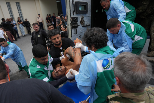 EDS NOTE: GRAPHIC CONTENT - Getulio Vargas Hospital workers remove an injured person from a police truck after he was injured during a police operation against alleged drug traffickers in the Complexo do Alemao favela where the criminal organization "Comando Vermelho" operates in Rio de Janeiro, Tuesday, Oct. 28, 2025. (AP Photo/Silvia Izquierdo) EDS NOTE: GRAPHIC CONTENT - Getulio Vargas Hospital workers remove an injured person from a police truck after he was injured during a police operation against alleged drug traffickers in the Complexo do Alemao favela where the criminal organization "Comando Vermelho" operates in Rio de Janeiro, Tuesday, Oct. 28, 2025. (AP Photo/Silvia Izquierdo)