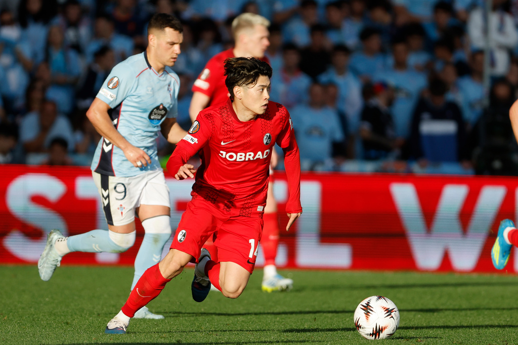 Freiburg's Yuito Suzuki controls the ball during the Europa League quarterfinal second leg soccer match between Celta Vigo and Freiburg in Vigo, Spain, Thursday, April 16, 2026. (AP Photo/Lalo R. Villar)