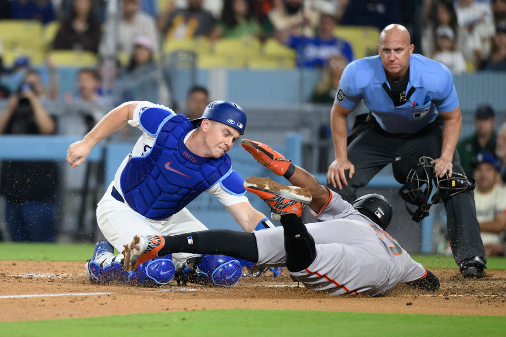 Los Angeles Dodgers catcher Will Smith, left, tags San Francisco Giants' Heliot Ramos out during the sixth inning of a baseball game in Los Angeles, Monday, May 11, 2026. (AP Photo/Kyusung Gong)