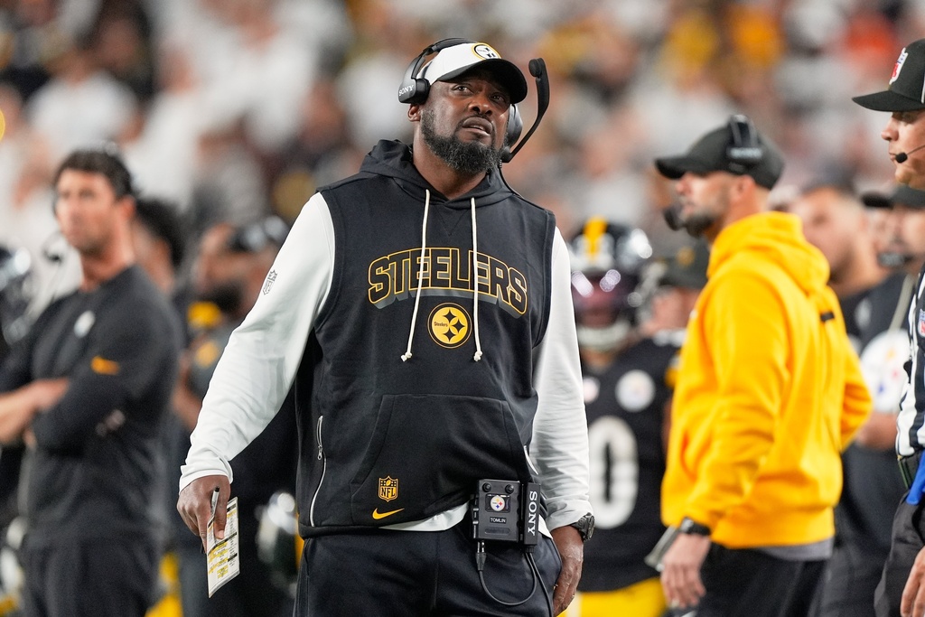 Pittsburgh Steelers head coach Mike Tomlin looks at a scoreboard replay of a Cincinnati Bengals interception during the first half of an NFL football game in Cincinnati, Thursday, Oct. 16, 2025. (AP Photo/Carolyn Kaster)