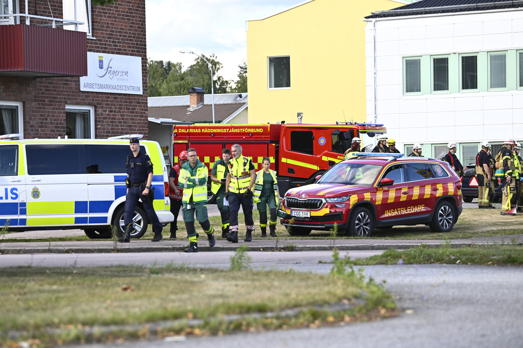 Police and emergency personnel outside Brinellskolan during a major emergency response after a man with a sword reportedly injured several people at the school in Fagersta, Sweden, Friday, Aug. 21, 2026. (Fredrik Sandberg/TT News Agency via AP)
