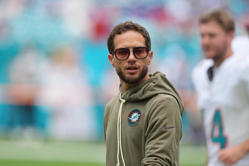 Miami Dolphins head coach Mike McDaniel watches before an NFL football game against the Buffalo Bills, Sunday, Nov. 9, 2025, in Miami Gardens, Fla. (AP Photo/Rebecca Blackwell)