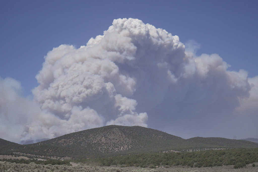 A plume of smoke rises from the Cottonwood Fire, Friday, June 26, 2026, near Beaver, Utah. (AP Photo/Ty ONeil)