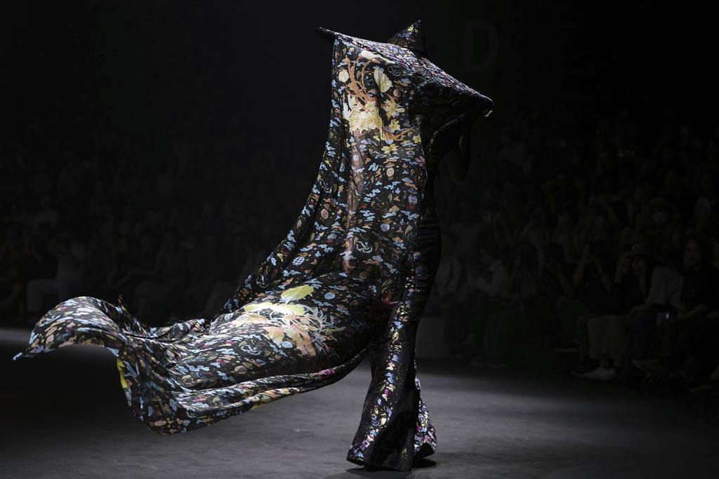 A model presents a creation from the Lijin collection by Rong He during the SS2026 China Fashion Week, in Beijing, China, Thursday, Sept. 11, 2025. (AP Photo/Andy Wong)