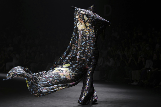 A model presents a creation from the Lijin collection by Rong He during the SS2026 China Fashion Week, in Beijing, China, Thursday, Sept. 11, 2025. (AP Photo/Andy Wong) A model presents a creation from the Lijin collection by Rong He during the SS2026 China Fashion Week, in Beijing, China, Thursday, Sept. 11, 2025. (AP Photo/Andy Wong)