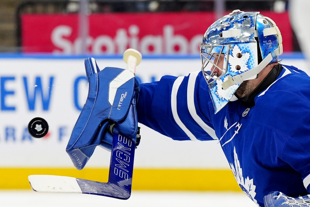 Toronto Maple Leafs goaltender Anthony Stolarz a save during third-period NHL hockey game action against the Philadelphia Flyers in Toronto, Monday, March 2, 2026. (Frank Gunn/The Canadian Press via AP)