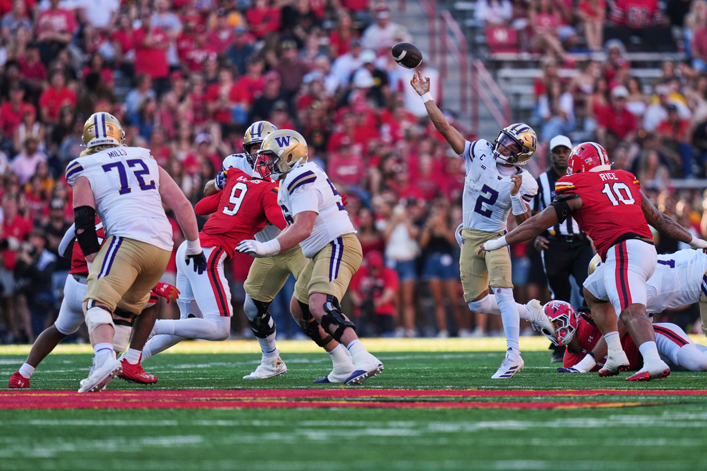 Washington quarterback Demond Williams Jr. (2) throws against Maryland during the first half of an NCAA college football game, Saturday, Oct. 4, 2025, in College Park, Md. (AP Photo/Stephanie Scarbrough)