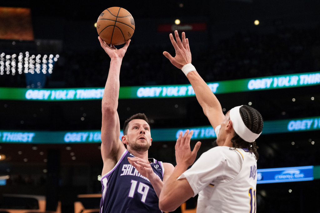 Sacramento Kings forward Drew Eubanks, left, shoots as Los Angeles Lakers center Jaxson Hayes defends during the first half of an NBA basketball game in Los Angeles, Sunday, March 1, 2026. (AP Photo/Kyusung Gong)