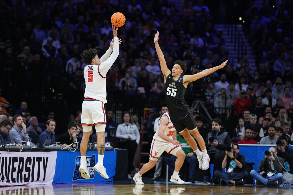 Virginia's Sam Lewis (5) goes up to shoot against Wright State's Michael Cooper during the first second in the first round of the NCAA college basketball tournament, Friday, March 20, 2026, in Philadelphia. (AP Photo/Matt Rourke)