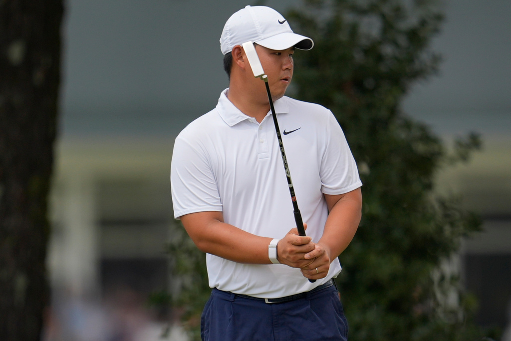 Tom Kim, of South Korea, watches his ball on the third green during the third round of the PGA Tour Championship golf tournament, Saturday, Aug 29, 2026, in Atlanta.(AP Photo/Mike Stewart)