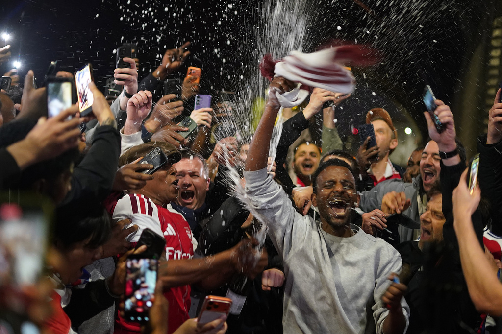 Arsenal supporters gather to celebrate at the Arsenal stadium after Arsenal's soccer team won the Premier League title in London, Tuesday, May 19, 2026.(AP Photo/Alberto Pezzali)