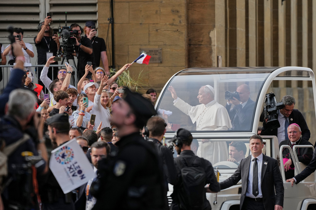 Pope Leo XIV arrives to celebrate mass at the Cathedral of Saint Stephen, in Metz, France, Monday, Sept. 28, 2026. (AP Photo/Gregorio Borgia)