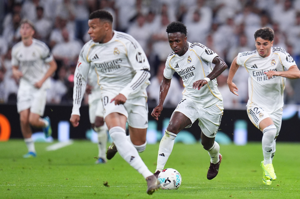 Real Madrid's Vinicius Junior, center, in action during a La Liga soccer match between Real Madrid and Alaves in Madrid, Spain, Tuesday, April 21, 2026. (AP Photo/Manu Fernandez)
