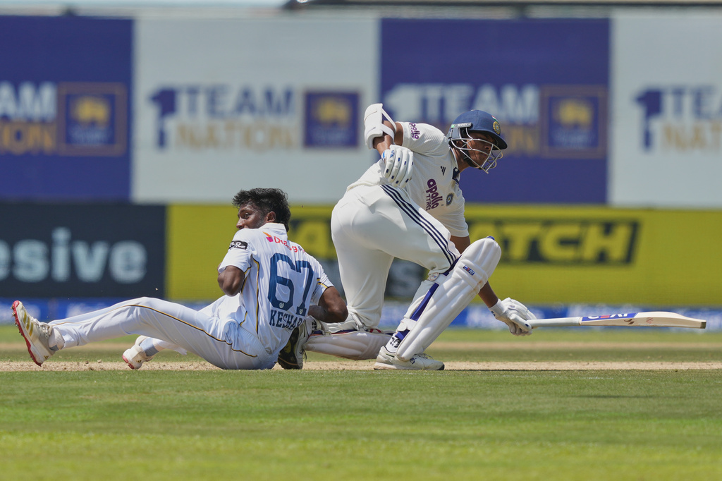 Sri Lanka's Keshara Nuwantha collides with India's Yashasvi Jaiswal during the day one of the first cricket test match between Sri Lanka and India in Galle, Sri Lanka, Saturday, Aug. 15, 2026. (AP Photo/Eranga Jayawardena)