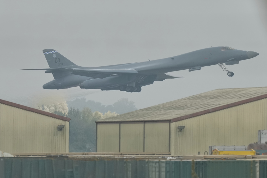 A B-1 bomber takes off from RAF Fairford in Fairford, England, Tuesday, Sept. 29, 2026. (AP Photo/Alastair Grant)
