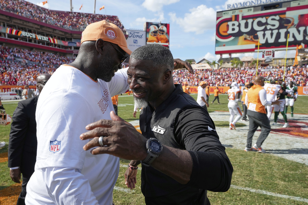 Tampa Bay Buccaneers head coach Todd Bowles, left, and New York Jets head coach Aaron Glenn, hug at the end of an NFL football game Sunday, Sept. 21, 2025, in Tampa, Fla. (AP Photo/Chris O'Meara)