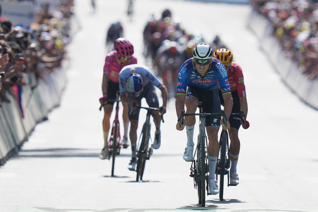 Netherland's Mathieu van der Poel, center right, races to the finish line of the ninth stage of the Tour de France cycling race with start in Malemort and finish in Ussel, France, Sunday, July 12, 2026. (AP Photo/Thibault Camus)