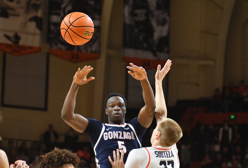Gonzaga forward Emmanuel Innocenti (5) passes over Oregon State forward Olavi Suutela (37) during an NCAA college basketball game Saturday, Feb. 7, 2026, in Corvallis, Ore. (AP Photo/Mark Ylen)