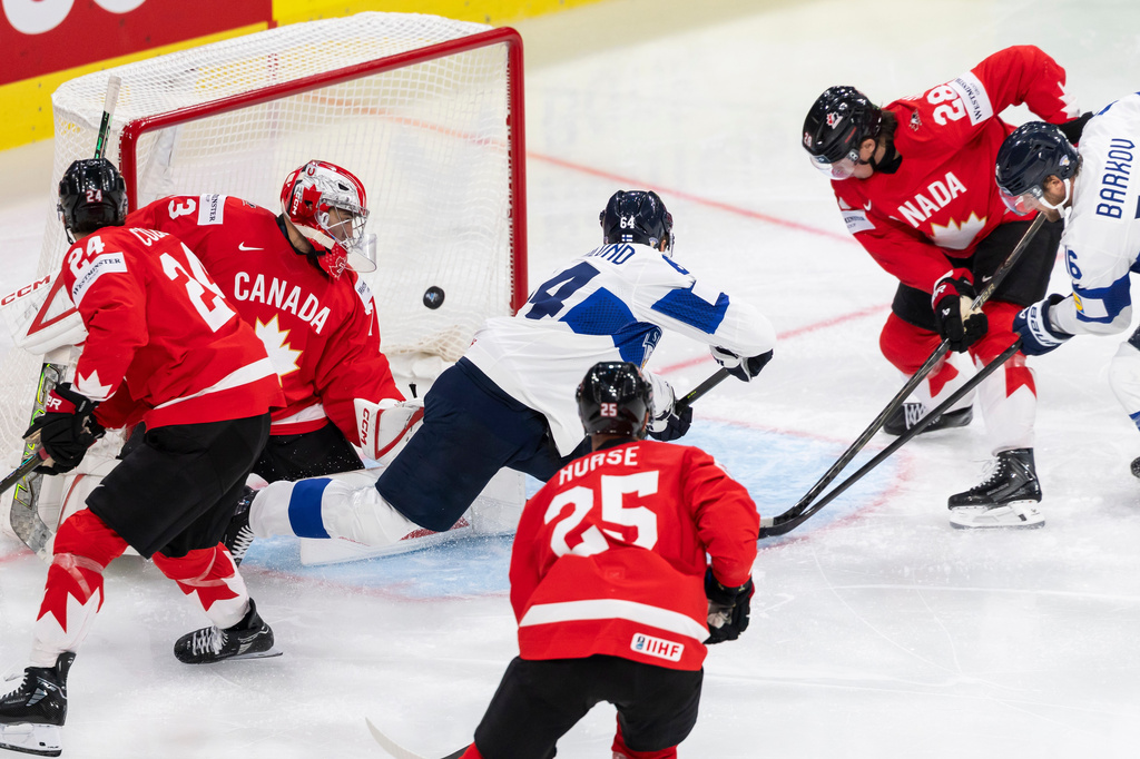Finland's Aleksander Barkov, center, scores a goal during the semifinal game between Finland and Canada at the men's ice hockey world championship, Saturday, May 30, 2026, in Zurich, Switzerland. (Cyril Zingaro/Keystone via AP)