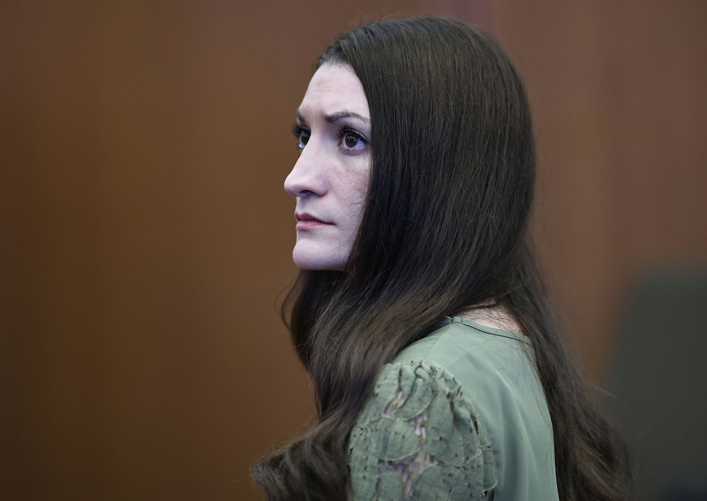 La acusada Lindsay Clancy mira al jurado después de que el juez William Sullivan declarara juicio nulo en el proceso que se le sigue por homicidio el viernes 4 de septiembre de 2026, en Plymouth, Massachusetts. (Greg Derr/The Patriot Ledger vía AP, Pool)