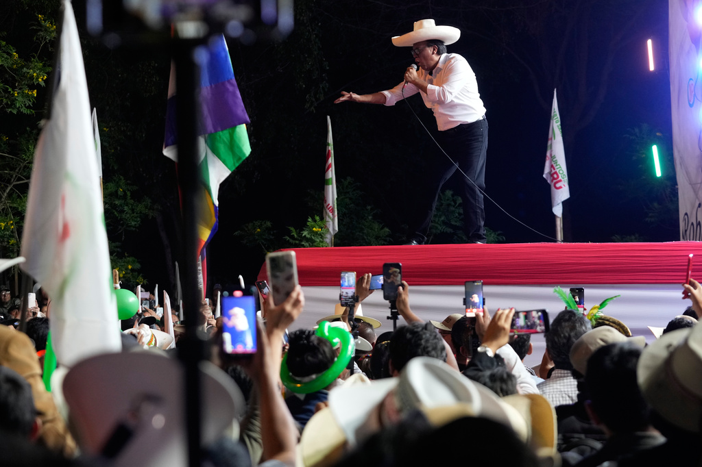 Presidential candidate Roberto Sanchez of Together for Peru party addresses supporters during his closing campaign rally in Lima, Peru, Thursday, June 4, 2026. (AP Photo/Martin Mejia)