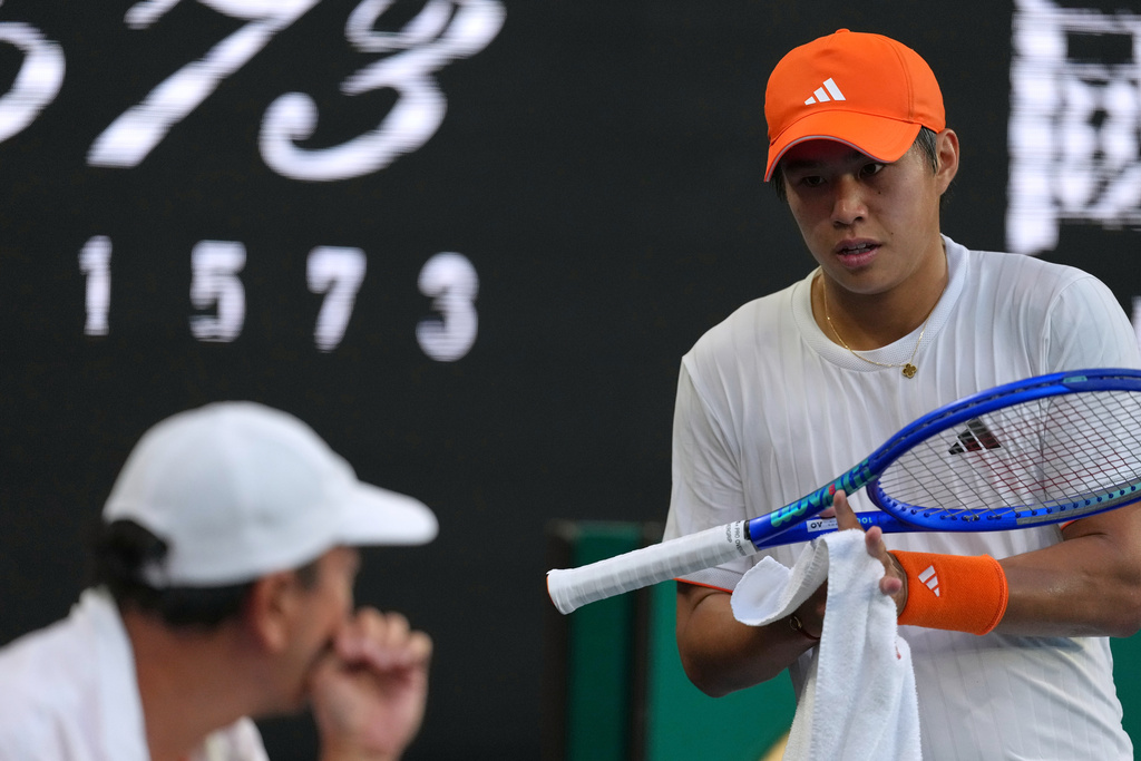 Learner Tien of the U.S. talks to his coach Michael Chang during his fourth round match against Daniil Medvedev of Russia at the Australian Open tennis championship in Melbourne, Australia, Sunday, Jan. 25, 2026. (AP Photo/Asanka Brendon Ratnayake)