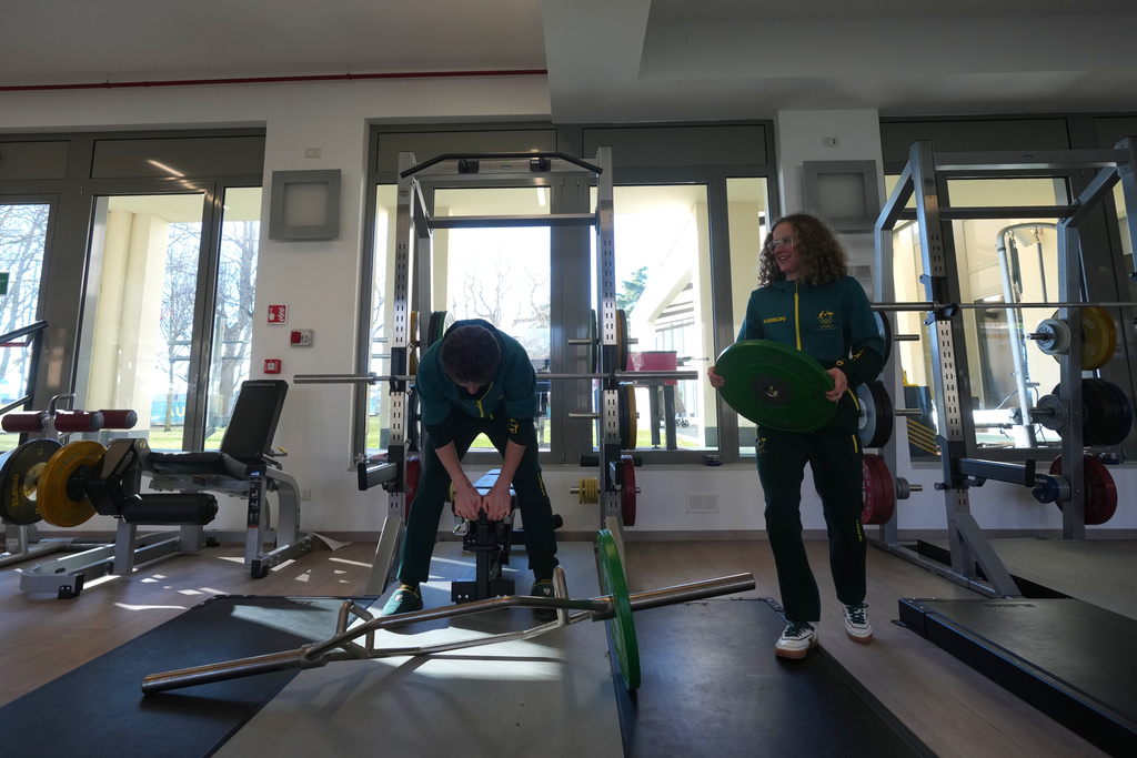 Australia's Rosie Fordham, right, and Seve de Campo train at the AIS European Training Centre in Gavirate, on the Varese lake, northern Italy, Monday, Jan. 26, 2026. (AP Photo/Antonio Calanni)