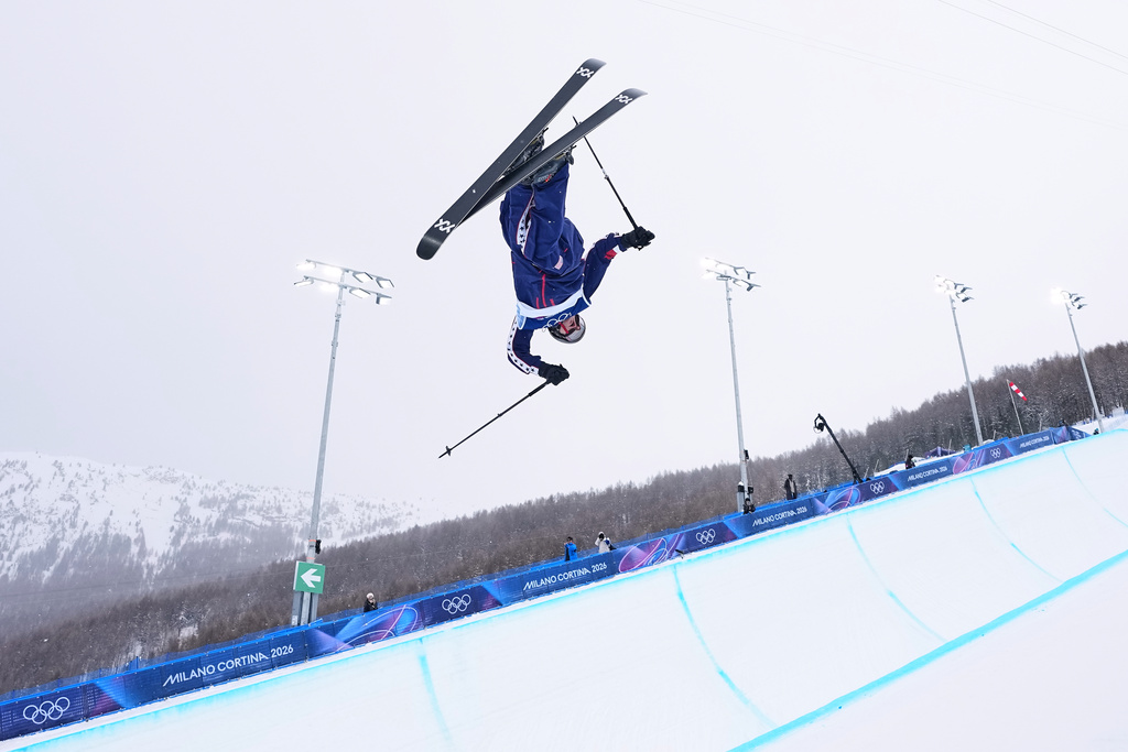 United States' Hunter Hess competes during the men's freestyle skiing halfpipe qualifications at the 2026 Winter Olympics, in Livigno, Italy, Friday, Feb. 20, 2026. (AP Photo/Gregory Bull)