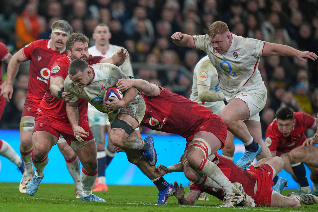 England's Ben Earl breaks through during the Six Nations rugby union match between England and Wales in London, Saturday, Feb. 7, 2026. (AP Photo/Alastair Grant)
