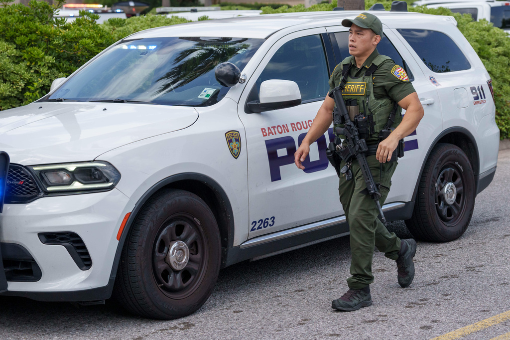 Law enforcement personnel respond to reports of a shooting at Mall of Louisiana in Baton Rouge, La., Thursday, April 23, 2026. (AP Photo/Matthew Hinton)