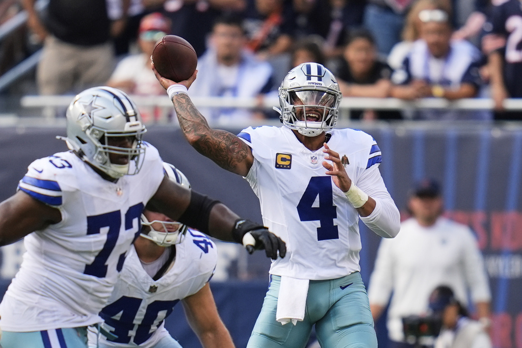 Dallas Cowboys quarterback Dak Prescott (4) throws a pass in the first half of an NFL football game against the Chicago Bears Sunday, Sept. 21, 2025, in Chicago. (AP Photo/Erin Hooley)